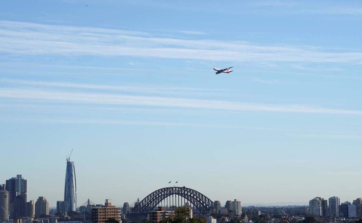 Un vuelo de Qantas sobrevuela Sídney. 