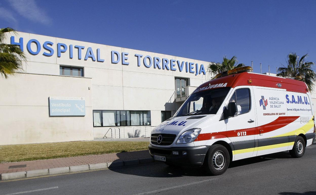 Una ambulancia ante uno de los accesos del Hospital de Torrevieja. 