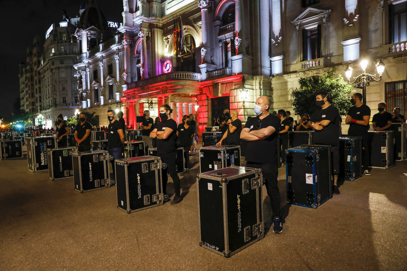 Una movilización de 400 profesionales se ha manifestado contra la Administración este jueves para pedir reactivar las agendas culturales para una industria «en alerta roja».