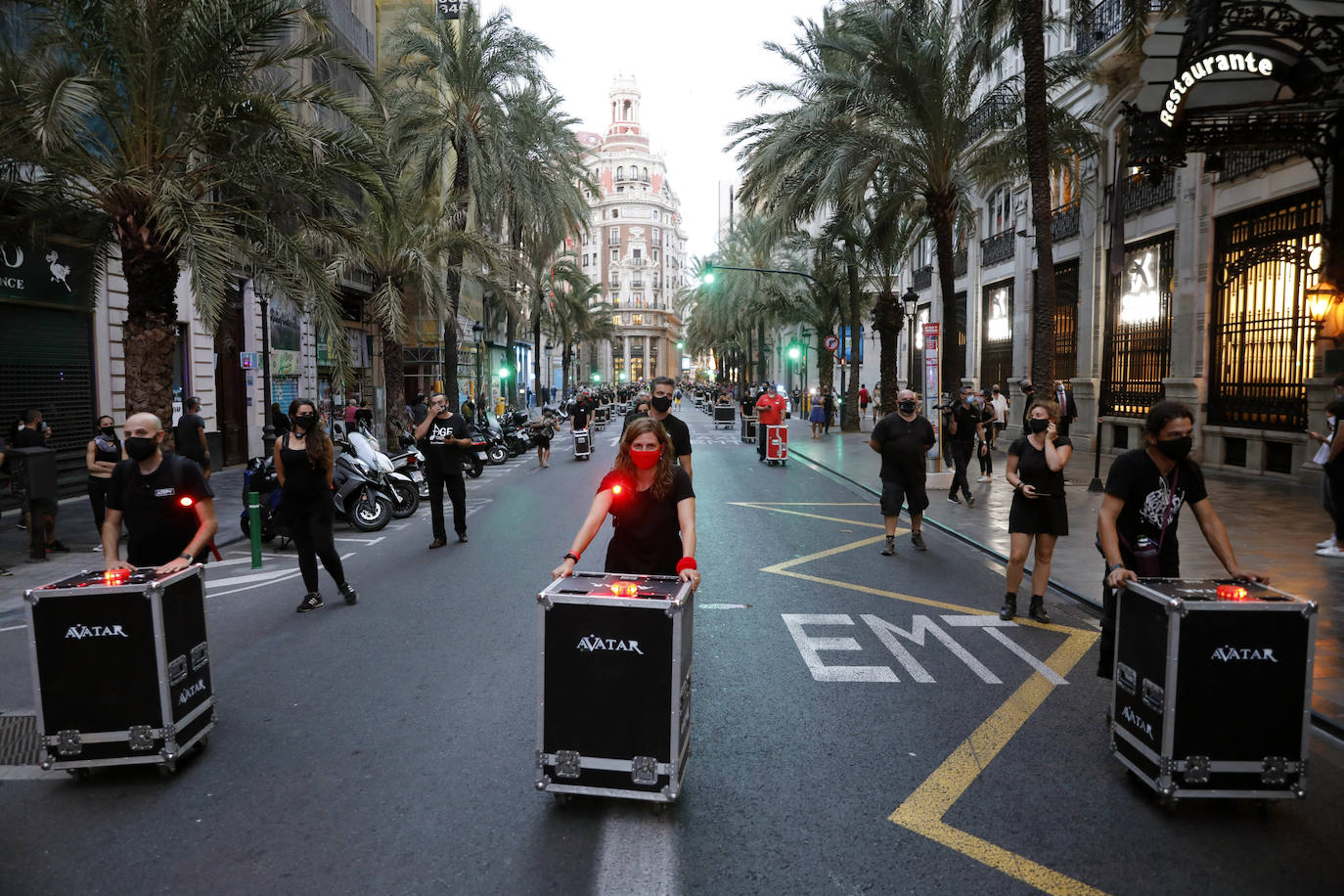 Una movilización de 400 profesionales se ha manifestado contra la Administración este jueves para pedir reactivar las agendas culturales para una industria «en alerta roja».