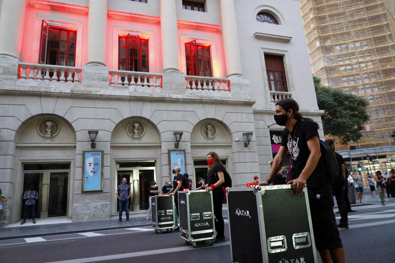 Una movilización de 400 profesionales se ha manifestado contra la Administración este jueves para pedir reactivar las agendas culturales para una industria «en alerta roja».