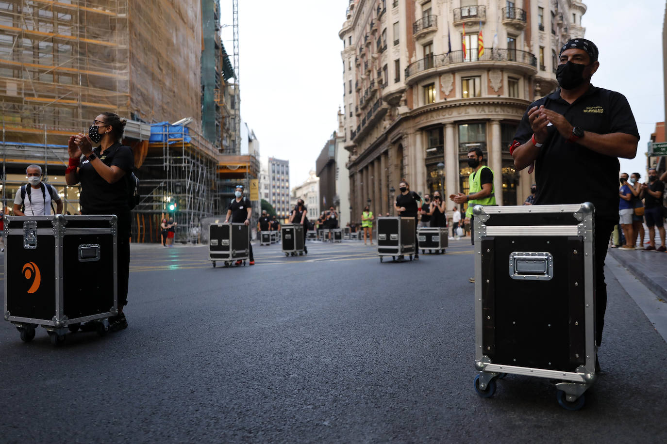 Una movilización de 400 profesionales se ha manifestado contra la Administración este jueves para pedir reactivar las agendas culturales para una industria «en alerta roja».