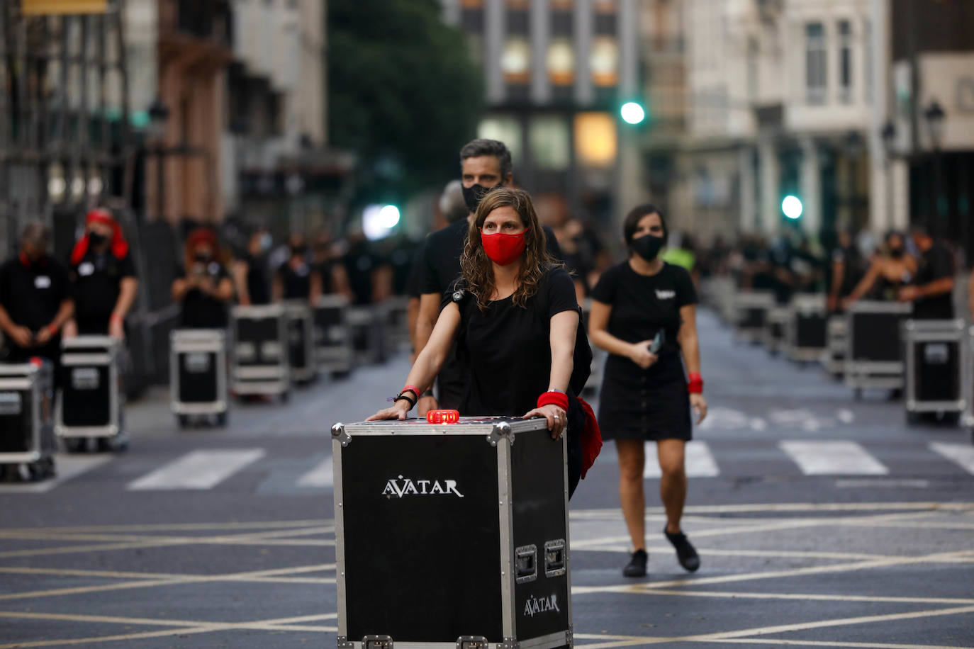 Una movilización de 400 profesionales se ha manifestado contra la Administración este jueves para pedir reactivar las agendas culturales para una industria «en alerta roja».