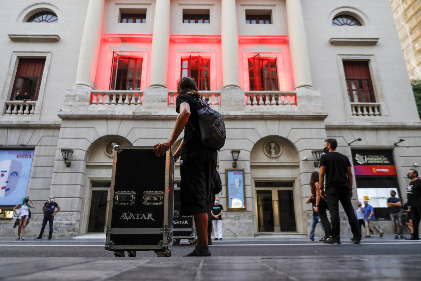 Una movilización de 400 profesionales se ha manifestado contra la Administración este jueves para pedir reactivar las agendas culturales para una industria «en alerta roja».