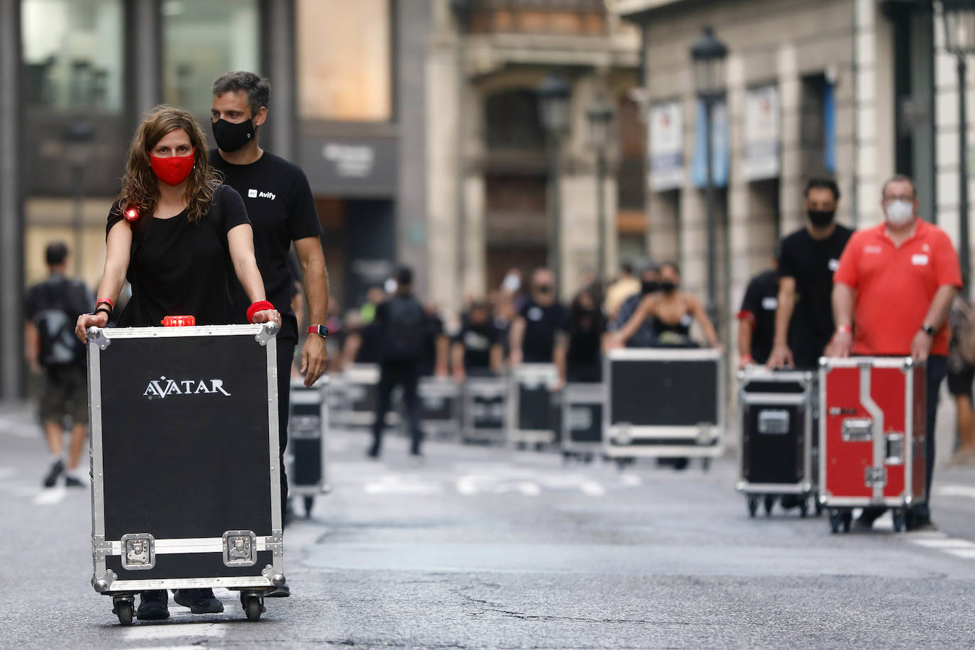 Una movilización de 400 profesionales se ha manifestado contra la Administración este jueves para pedir reactivar las agendas culturales para una industria «en alerta roja».