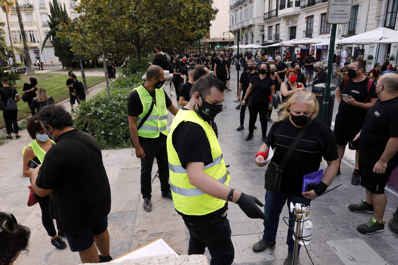 Una movilización de 400 profesionales se ha manifestado contra la Administración este jueves para pedir reactivar las agendas culturales para una industria «en alerta roja».