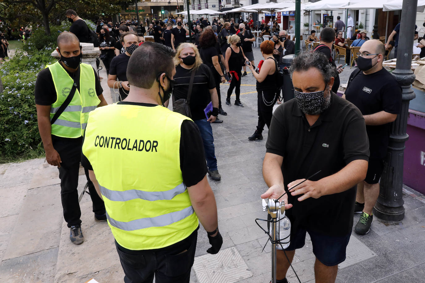 Una movilización de 400 profesionales se ha manifestado contra la Administración este jueves para pedir reactivar las agendas culturales para una industria «en alerta roja».