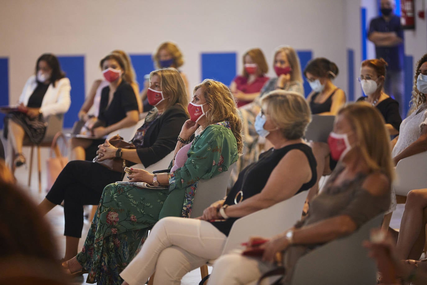 El foro se celebró en La Rotativa, el nuevo espacio para eventos de LAS PROVINCIAS situado en la sede del periódico, una sala de más de 500 metros cuadrados preparado para celebrar eventos en estos tiempos. Talento Mujer, organizado por LAS PROVINCIAS en colaboración con la Asociación de Empresarias y Profesionales de Valencia (EVAP) y BPW-Valencia y con el patrocinio de ESIC Business & Marketing School e Ibercaja, plantea un programa en el que no solo destacan mujeres por su papel dentro del ámbito profesional, sino que subirán al escenario ponentes que, además de ser líderes en sus áreas, han hecho una labor extraordinaria ante situaciones de mucha complejidad.