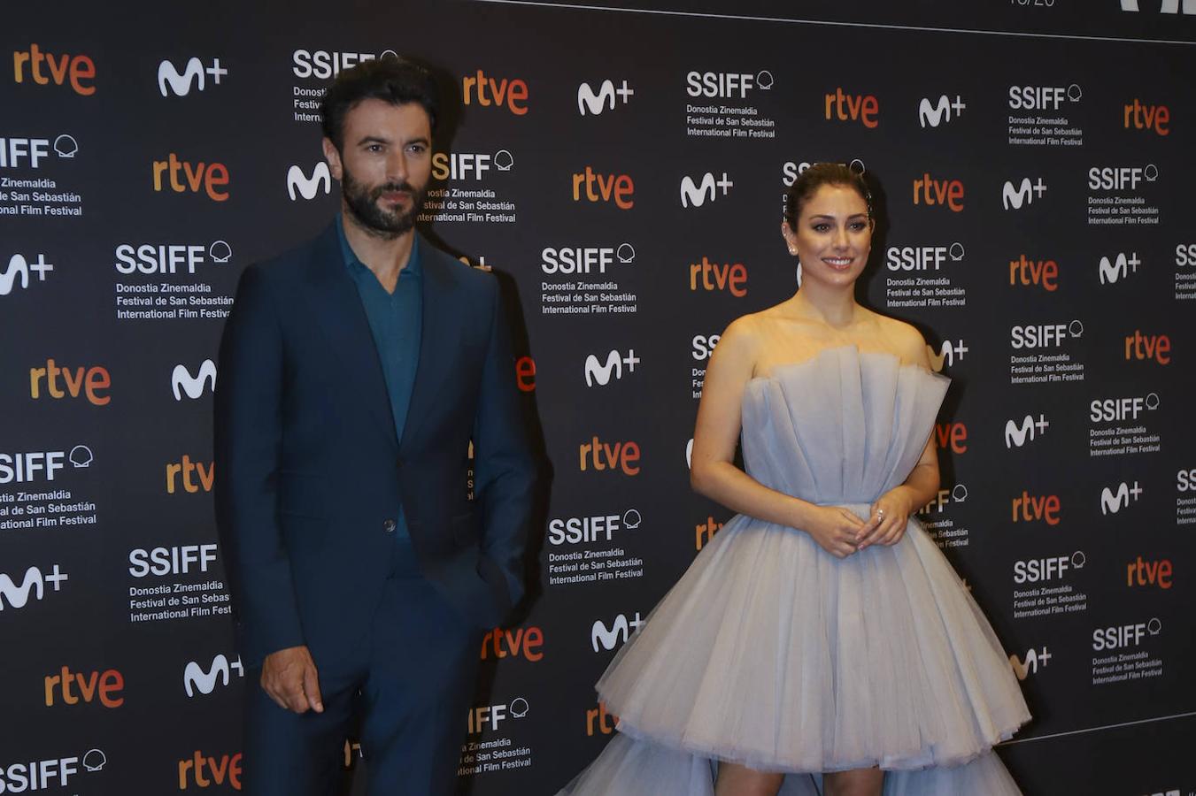 Blanca Suárez y Javier Rey durante la alfombra roja de la película 'El verano que vivimos' en el festival de San Sebastián.