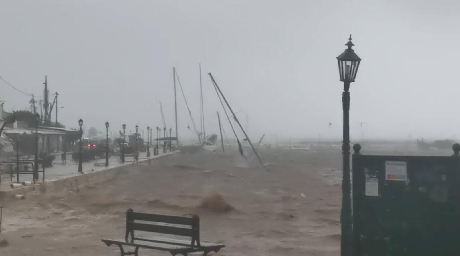 Un sorprendente ciclón tropical provoca graves destrozos en las islas griegas, con cortes de electricidad, carreteras cortadas y los colegios cerrados