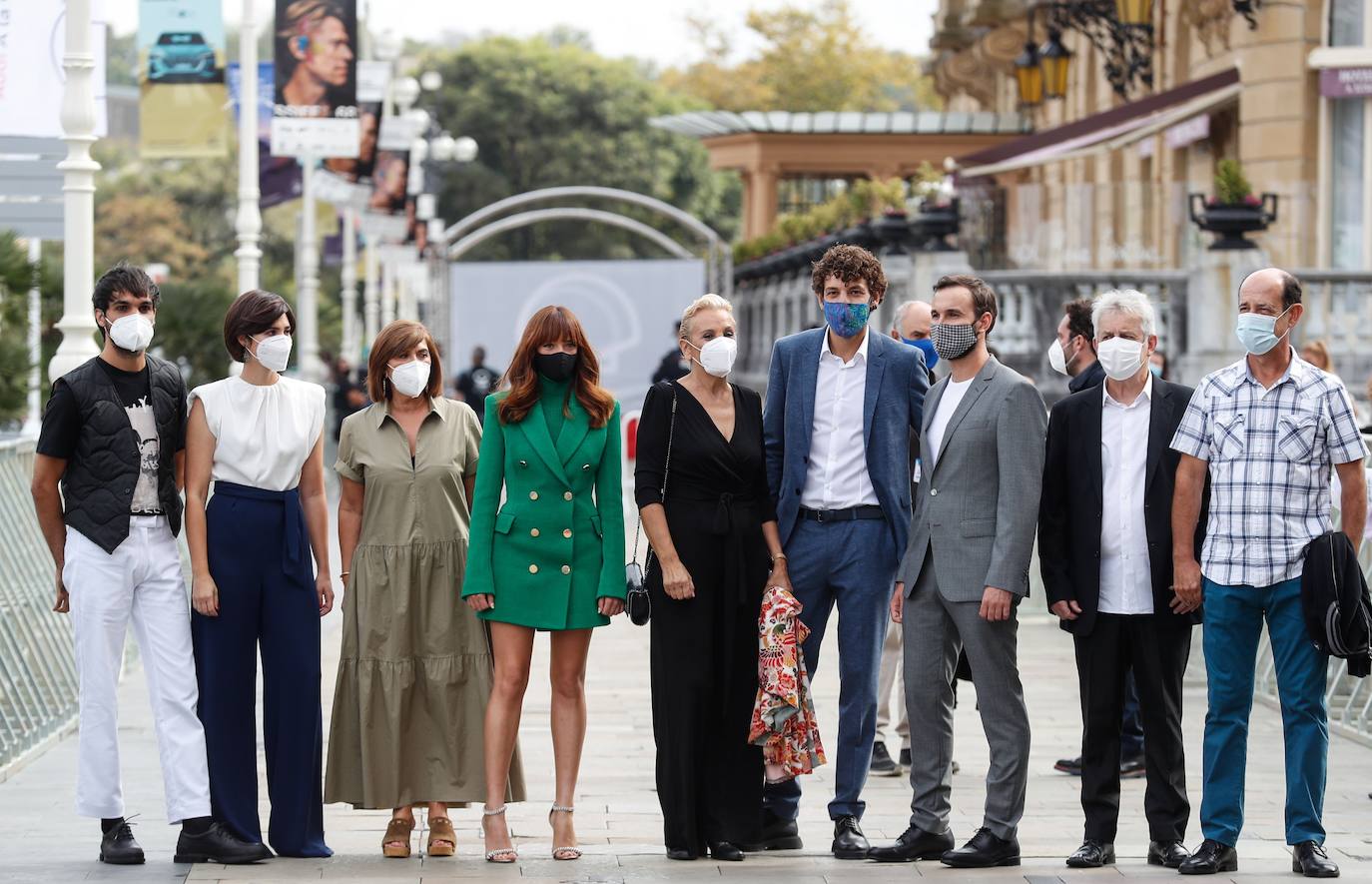 Los actores, Eneko Sagardoy (i), Loreto Mauleón (2i), Ane Gabarain (3i), Susana Abaitua (4i), Elena Irureta (c), Jon Olivares (4d), Iñigo Aranbarri (3d), José Ramón Soroiz (2d), y Mikel Laskurain (d), posan durante la presentación este viernes de la serie de HBO 'Patria'.