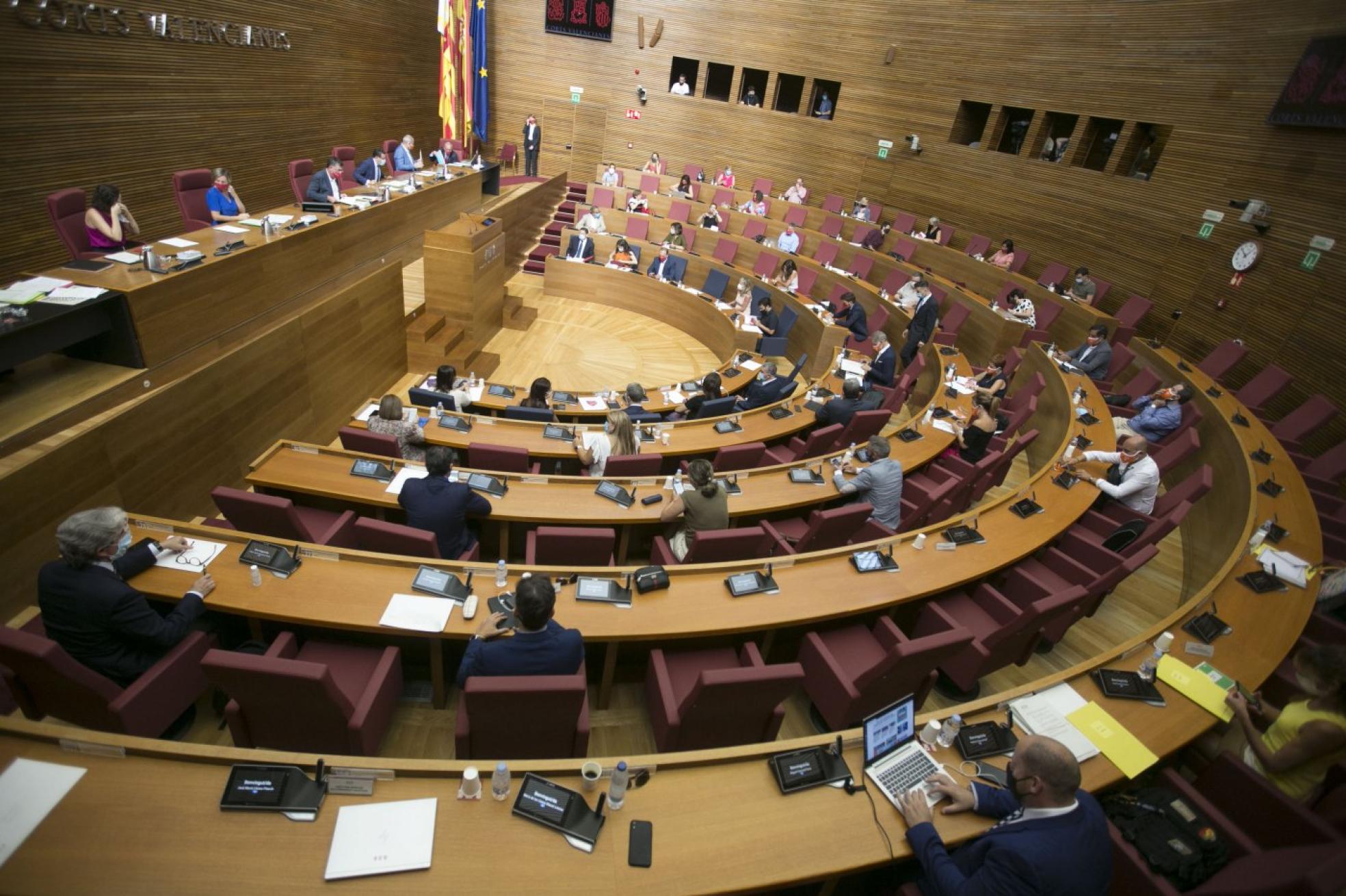 El Parlamento valenciano, a mitad de su capacidad por la pandemia. 