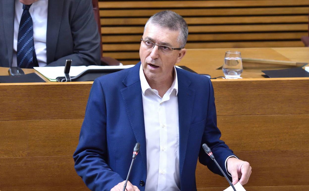 Rafael Climent, conseller de Economía, durante una intervención en Les Corts.