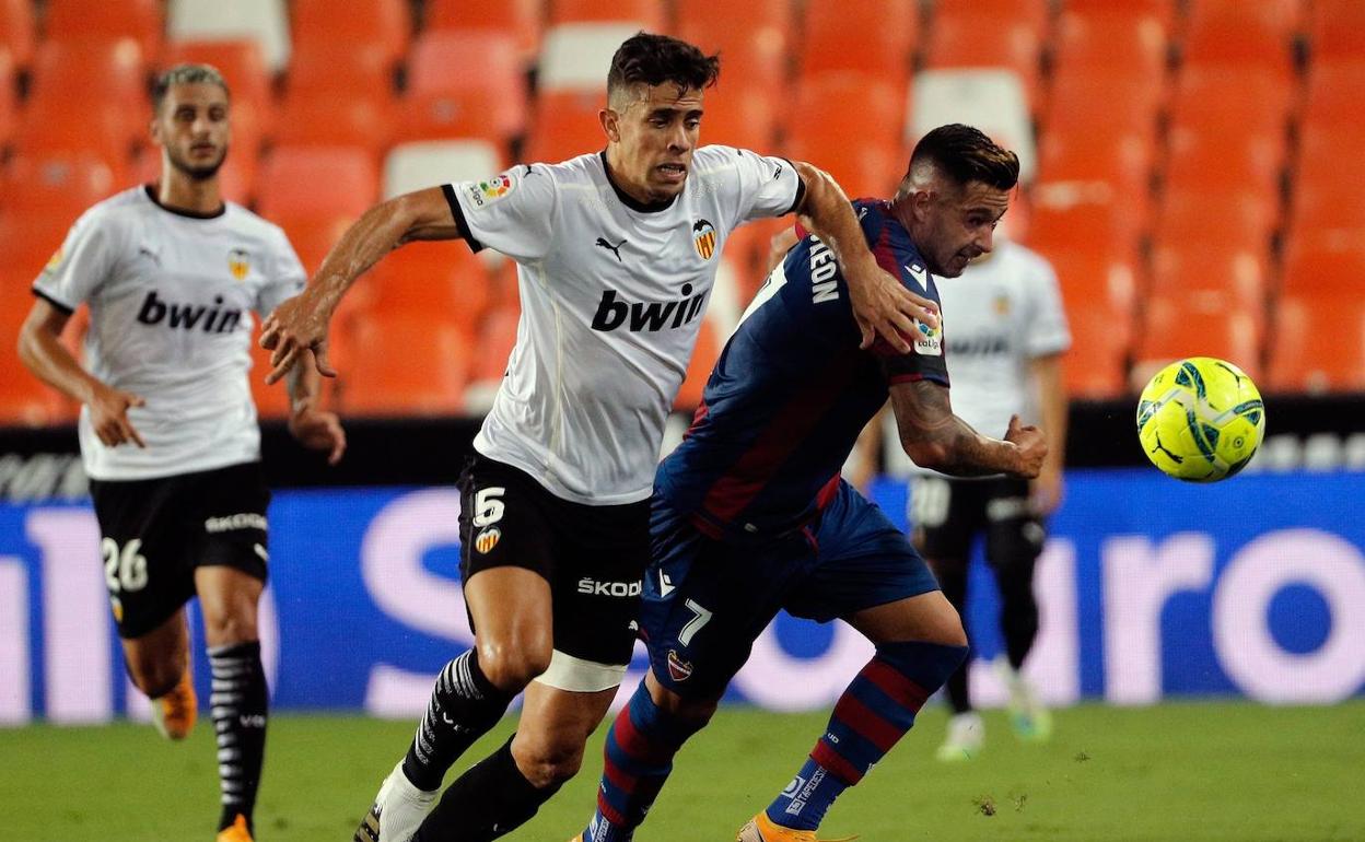 Sergio León y Gabriel Paulista pelean por un balón en Mestalla.