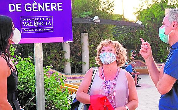 La diputada de Igualdad, Eli García, ayer, junto a la placa contra la violencia de género