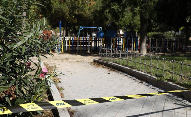 Imagen principal - Parques infantiles cerrados, controles de acceso a calles y policías pidiendo documentación en un autobús, 