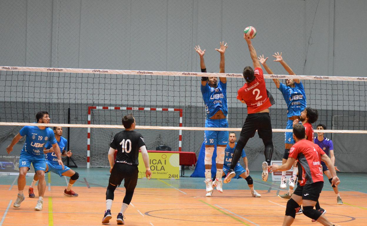 Un momento del partido disputado en el Pabellón Municipal de Voleibol de Xàtiva. 