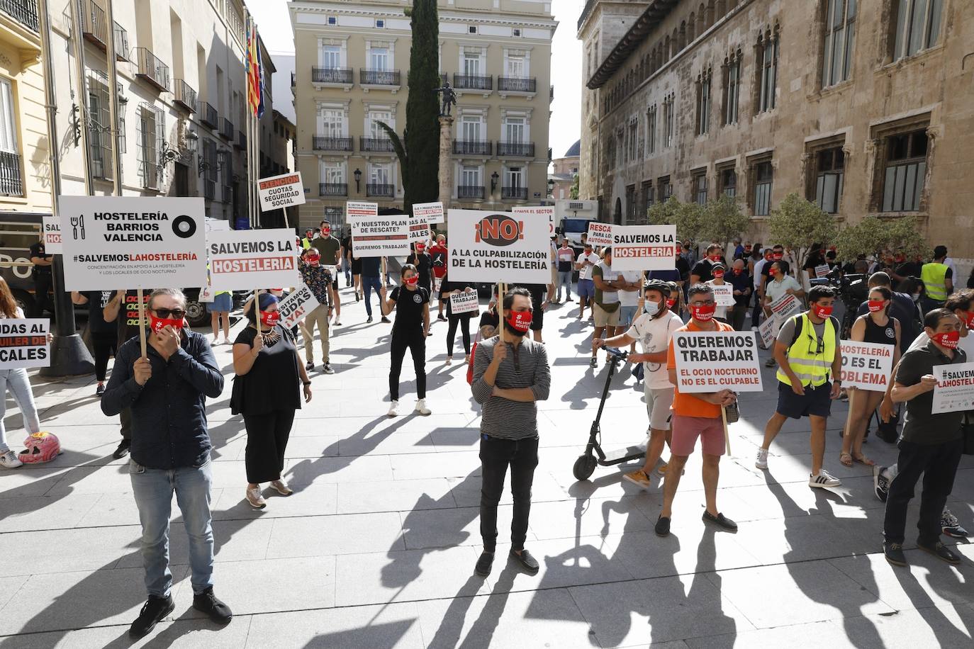 Concentración de hosteleros frente al Palau de la Generalitat