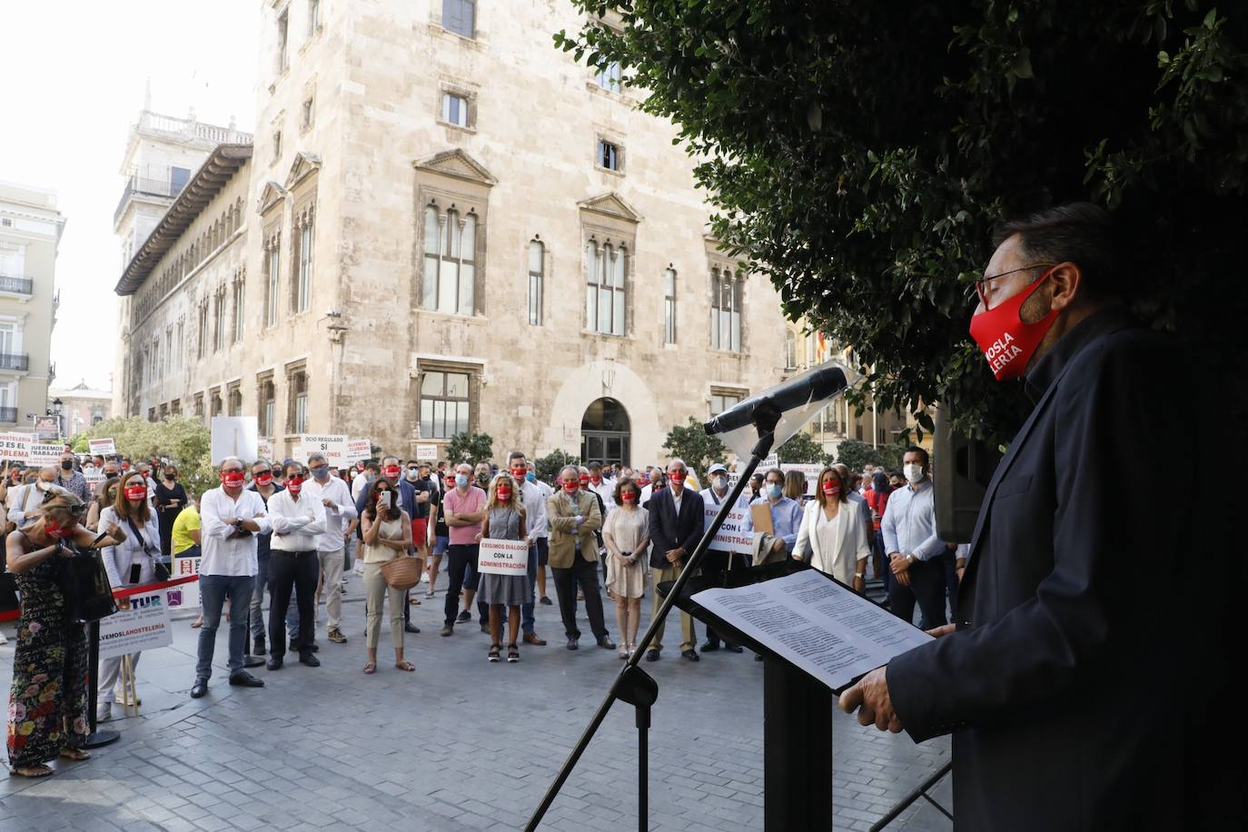 Concentración de hosteleros frente al Palau de la Generalitat