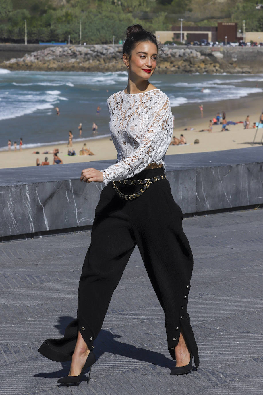 La actriz María Pedraza posa en el photocall de la película “El verano que vivimos” en el Festival de San Sebastián