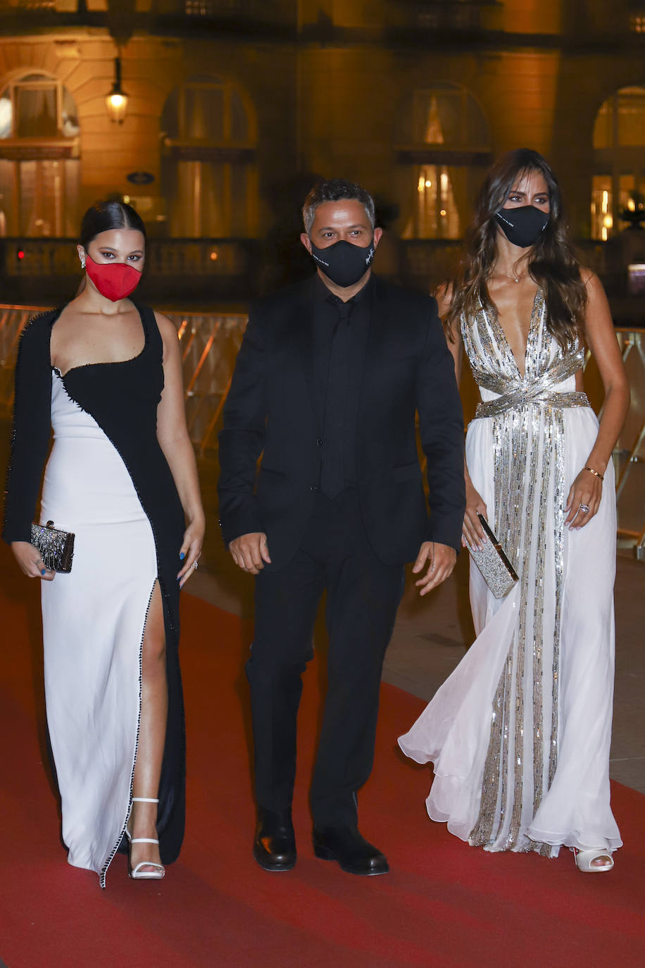 Alejandro Sanz, su hija Manuela y su novia, Rachel Valdés, durante la alfombra roja de la película 'El verano que vivimos' en el festival de San Sebastián. 