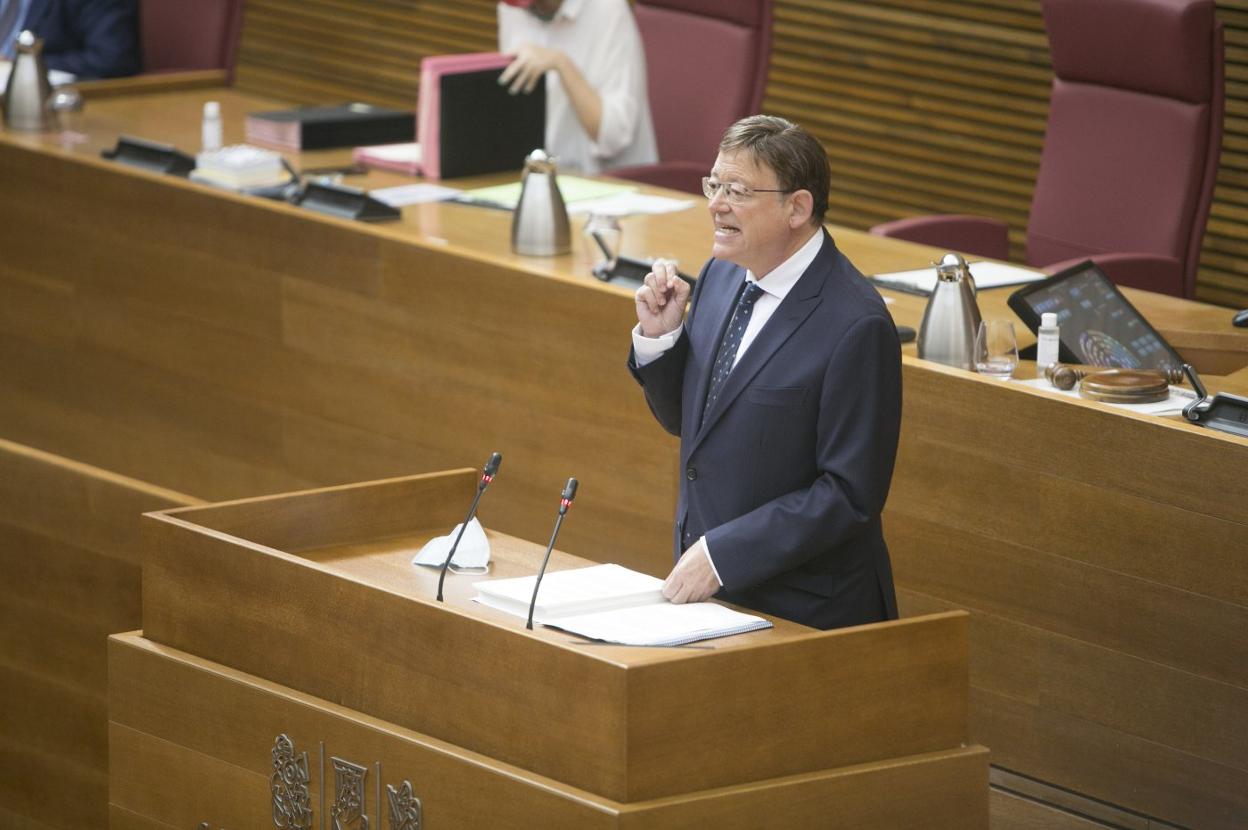 Discurso. El presidente del Consell, Ximo Puig, interviene en la tribuna de Les Corts ayer durante un momento del Debate de Política General. damián torres