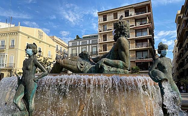 Colocan mascarillas en esculturas de Valencia