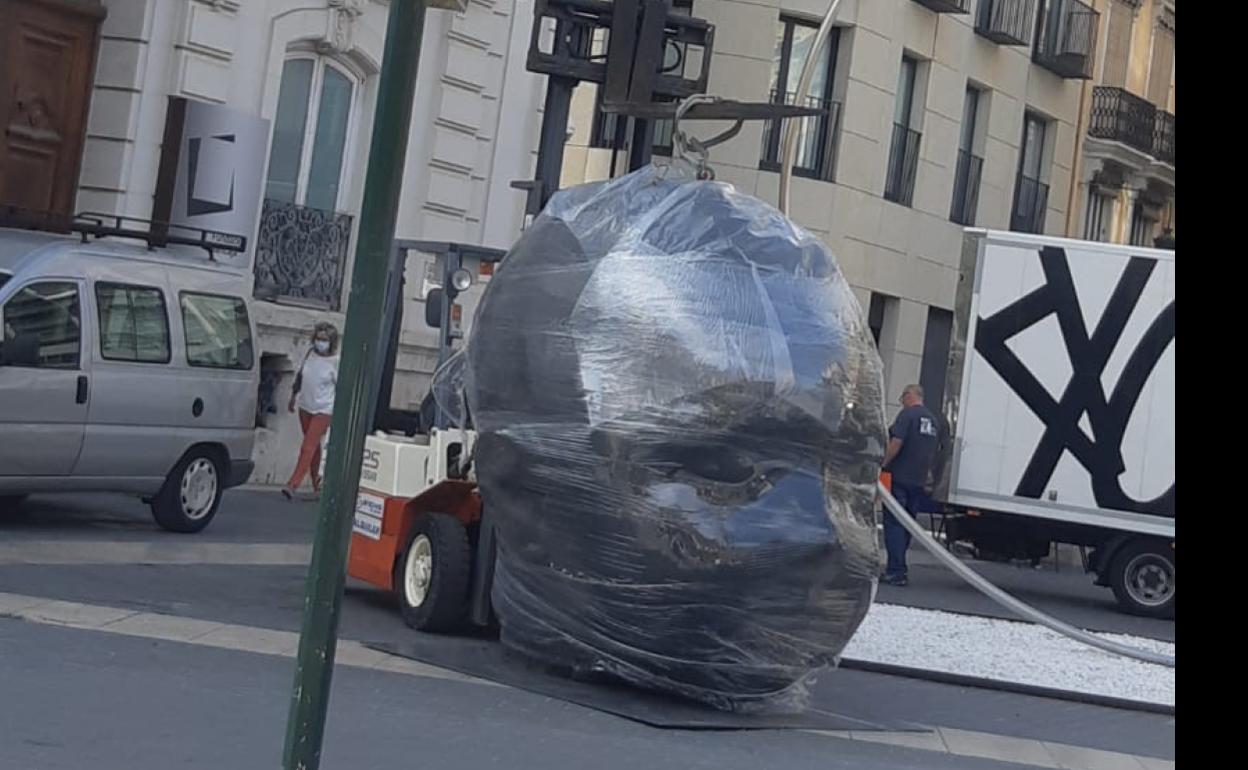 Una escultura de Antonio López, a las puertas del edificio de la Fundación Bancaja. 