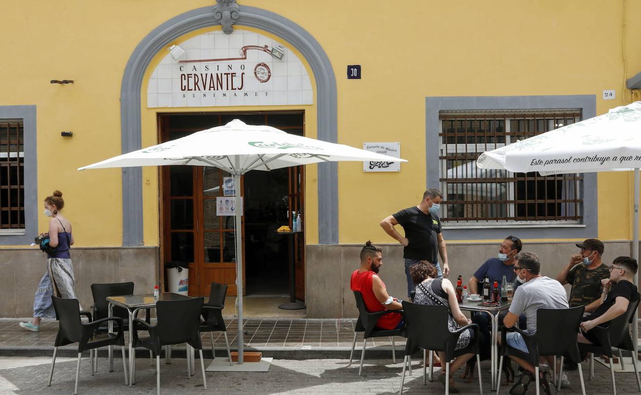 Terraza de un bar en una calle de Benimàmet 