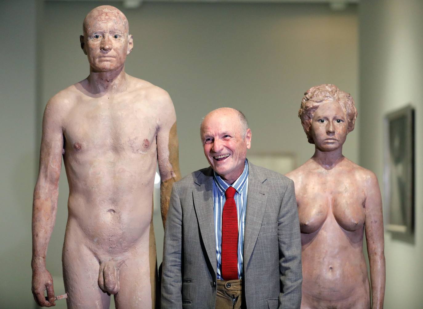 El artista de Tomelloso expone por primera vez con la pintora María Moreno, recientemente fallecida. La muestra aborda la belleza, el cuerpo humano, la gran ciudad, el interior doméstico, la mirada al mundo desde la ventana… 