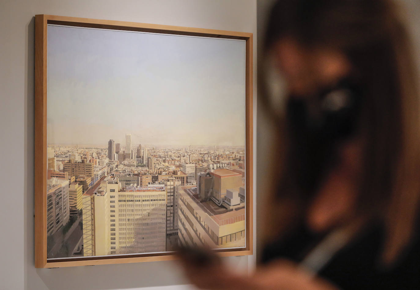 El artista de Tomelloso expone por primera vez con la pintora María Moreno, recientemente fallecida. La muestra aborda la belleza, el cuerpo humano, la gran ciudad, el interior doméstico, la mirada al mundo desde la ventana… 