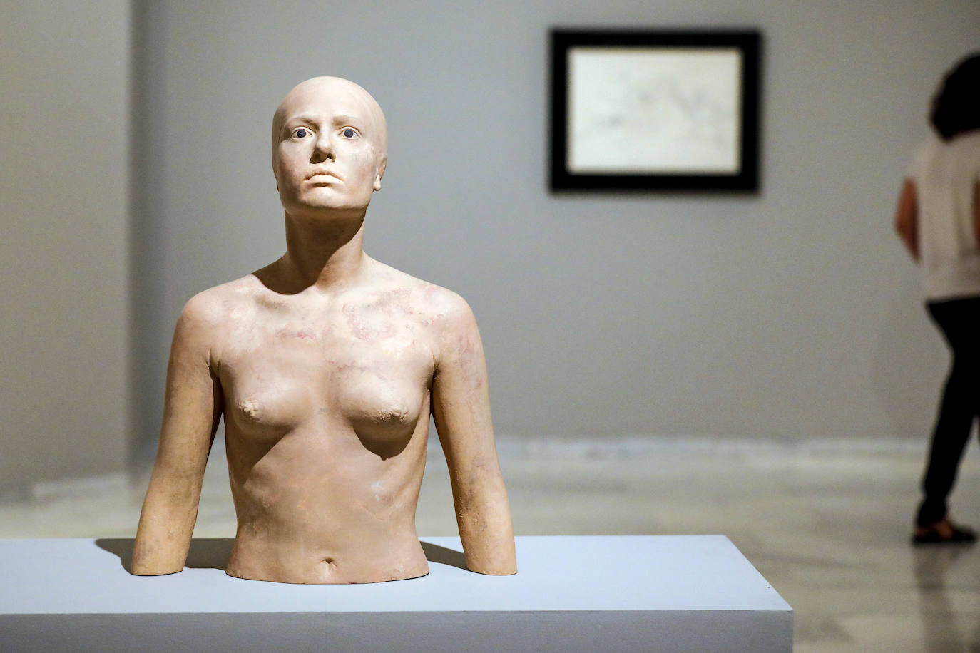 El artista de Tomelloso expone por primera vez con la pintora María Moreno, recientemente fallecida. La muestra aborda la belleza, el cuerpo humano, la gran ciudad, el interior doméstico, la mirada al mundo desde la ventana… 