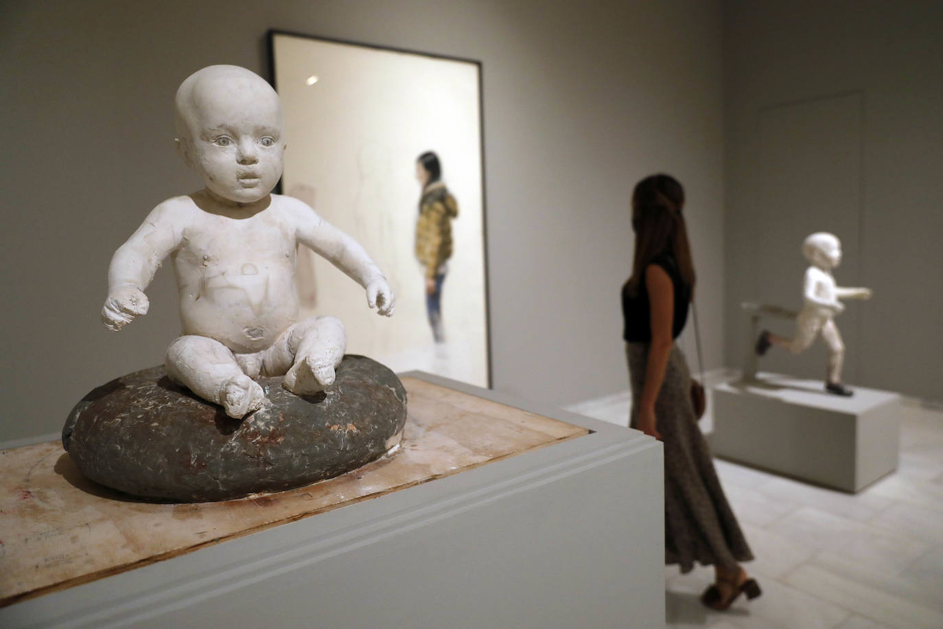 El artista de Tomelloso expone por primera vez con la pintora María Moreno, recientemente fallecida. La muestra aborda la belleza, el cuerpo humano, la gran ciudad, el interior doméstico, la mirada al mundo desde la ventana… 