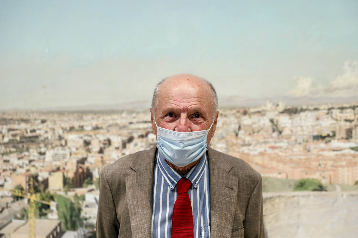 El artista de Tomelloso expone por primera vez con la pintora María Moreno, recientemente fallecida. La muestra aborda la belleza, el cuerpo humano, la gran ciudad, el interior doméstico, la mirada al mundo desde la ventana… 