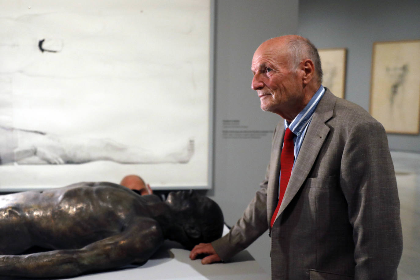 El artista de Tomelloso expone por primera vez con la pintora María Moreno, recientemente fallecida. La muestra aborda la belleza, el cuerpo humano, la gran ciudad, el interior doméstico, la mirada al mundo desde la ventana… 