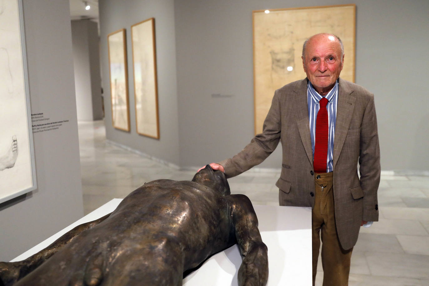 El artista de Tomelloso expone por primera vez con la pintora María Moreno, recientemente fallecida. La muestra aborda la belleza, el cuerpo humano, la gran ciudad, el interior doméstico, la mirada al mundo desde la ventana… 