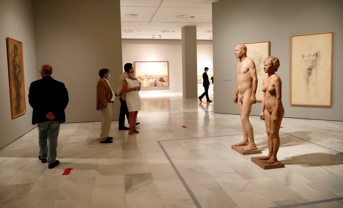 El artista de Tomelloso expone por primera vez con la pintora María Moreno, recientemente fallecida. La muestra aborda la belleza, el cuerpo humano, la gran ciudad, el interior doméstico, la mirada al mundo desde la ventana… 