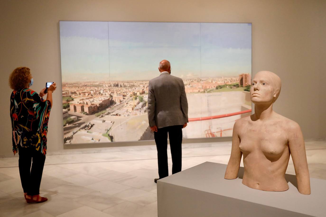 El artista de Tomelloso expone por primera vez con la pintora María Moreno, recientemente fallecida. La muestra aborda la belleza, el cuerpo humano, la gran ciudad, el interior doméstico, la mirada al mundo desde la ventana… 