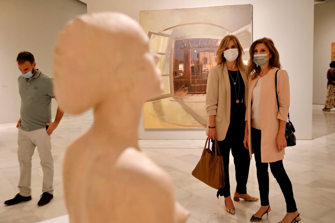 El artista de Tomelloso expone por primera vez con la pintora María Moreno, recientemente fallecida. La muestra aborda la belleza, el cuerpo humano, la gran ciudad, el interior doméstico, la mirada al mundo desde la ventana… 