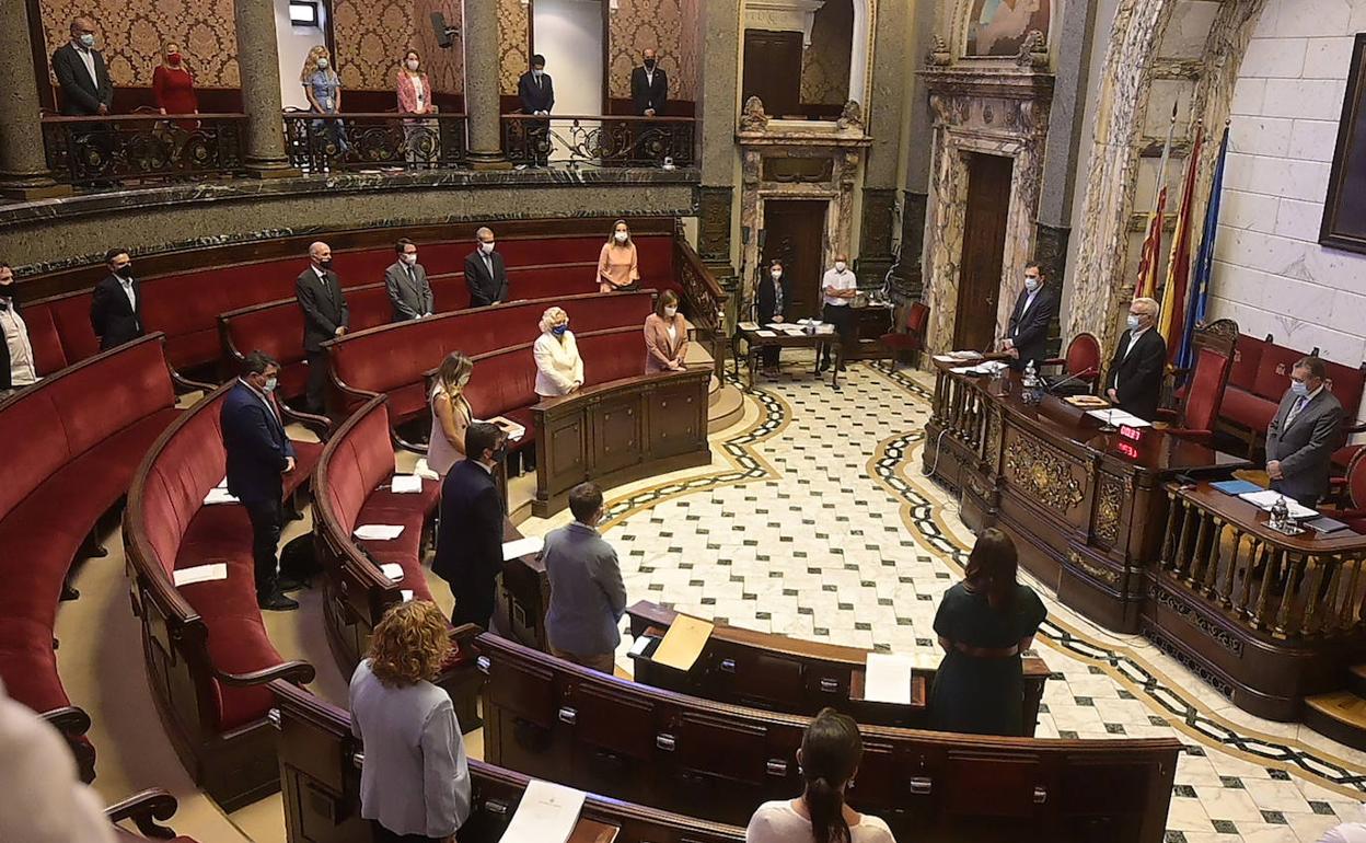Minuto de silencio en el pleno por el último crimen machista, ayer. 