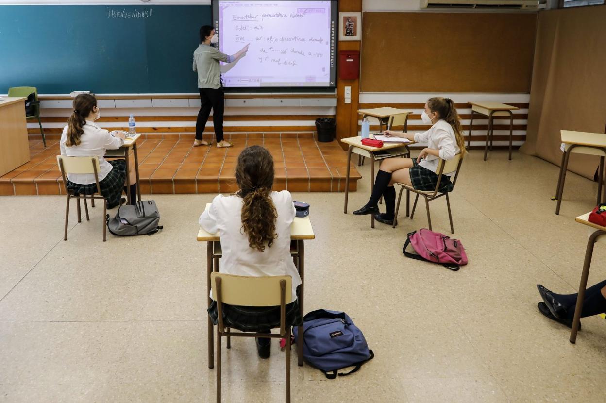 Un grupo de alumnas en un colegio de Valencia. irene marsilla