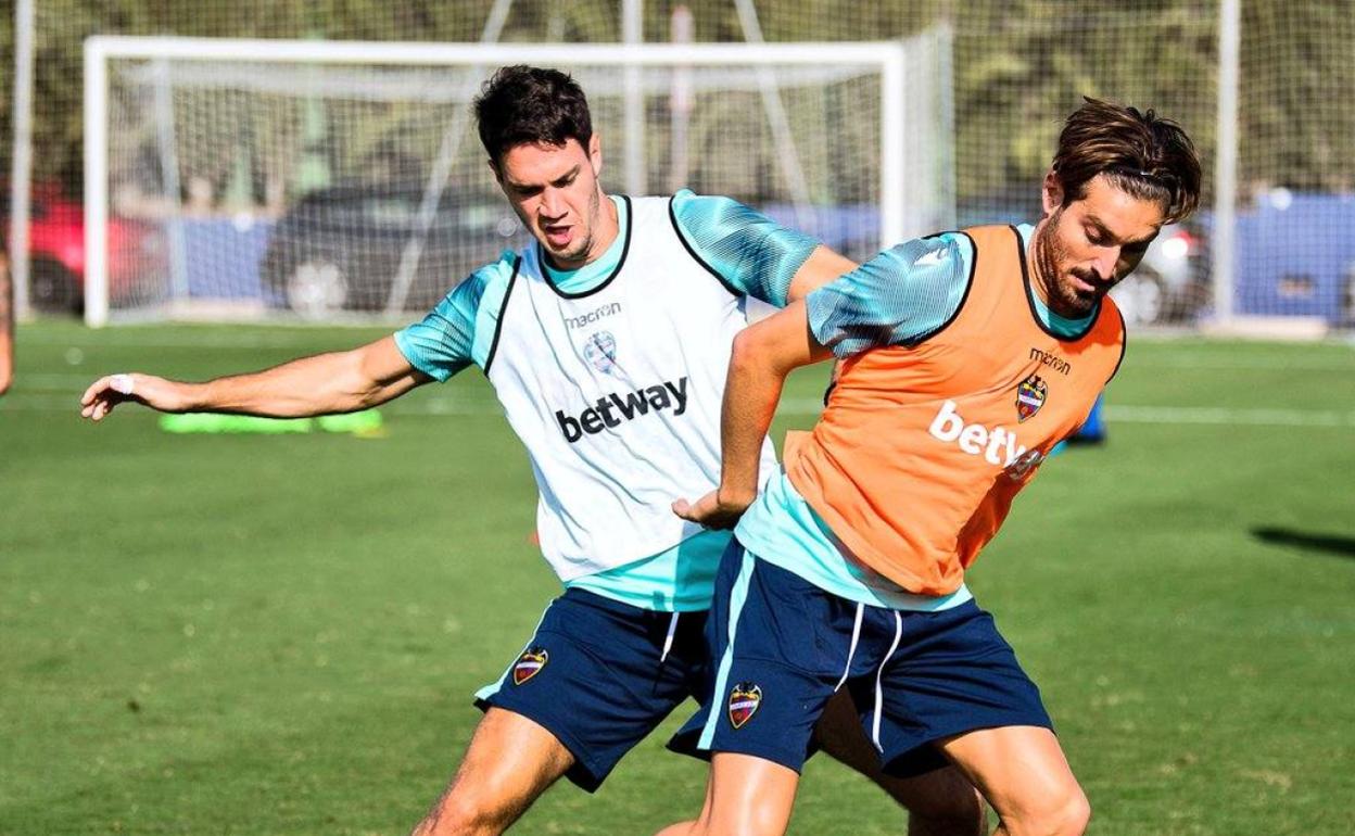 José Campaña, presionado por Nikola Vukcevic durante un entrenamiento.