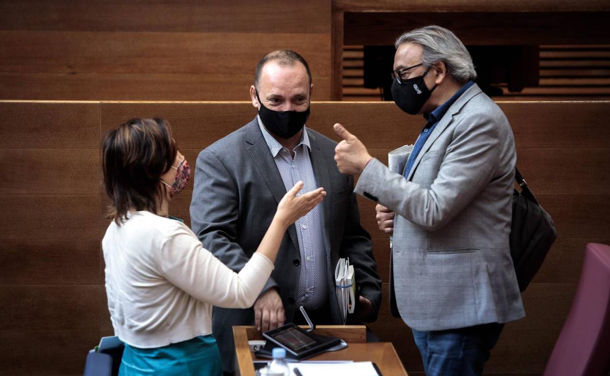 El vicepresidente segundo del Consell, Rubén Martínez Dalmau (c), la consellera de Participación, Transparencia, Cooperación y Calidad Democrática, Rosa Pérez Garijo (i), y el portavoz del grupo parlamentario socialista, Manolo Mata (d), durante la última sesión del debate sobre el estado de la Comunitat de Les Corts. 