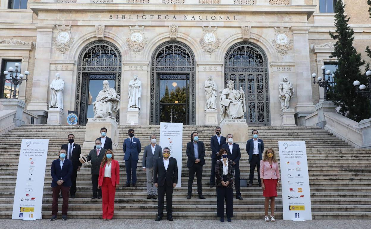 El ministro de de Cultura posa junto a representantes de la Coalición de Creadores y de industrias culturales. 