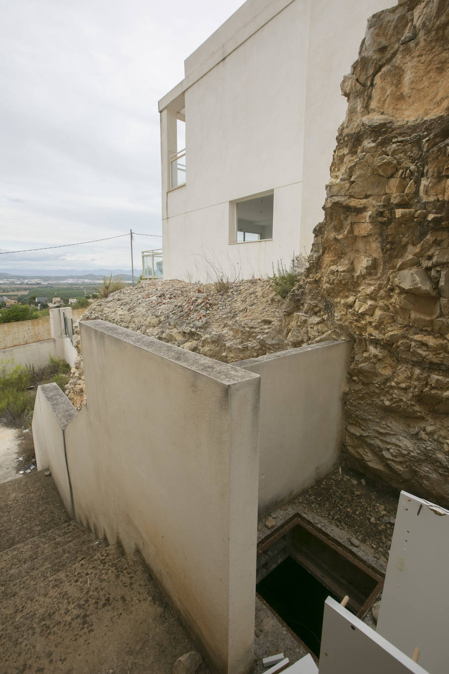 Los inquilinos ilegales campan a sus anchas y desafían a los vecinos en Calicanto | Los residentes creen que hasta una decena de inmuebles están ocupados y se confiesan «atemorizados» por hogueras y robos