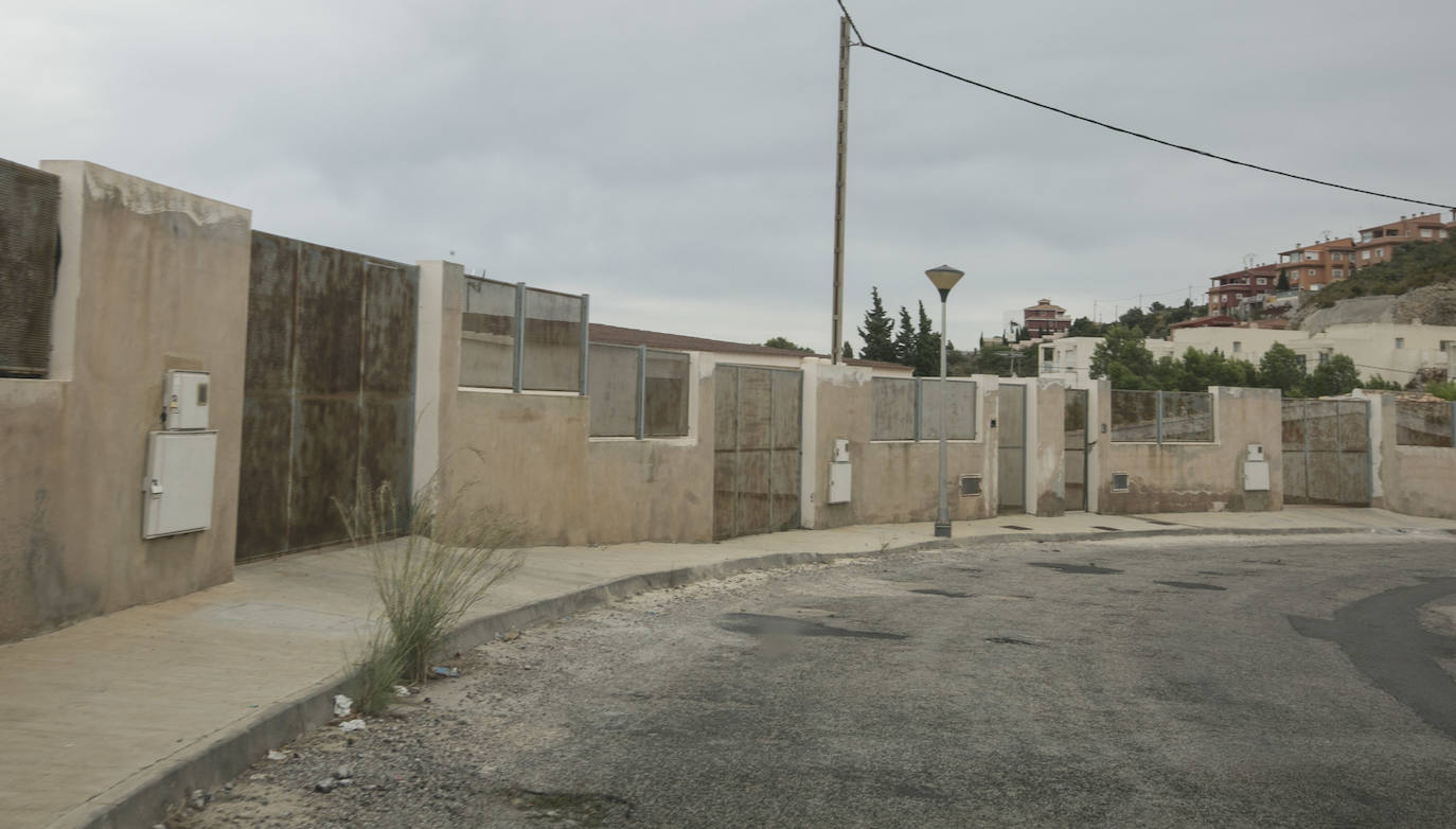 Los inquilinos ilegales campan a sus anchas y desafían a los vecinos en Calicanto | Los residentes creen que hasta una decena de inmuebles están ocupados y se confiesan «atemorizados» por hogueras y robos