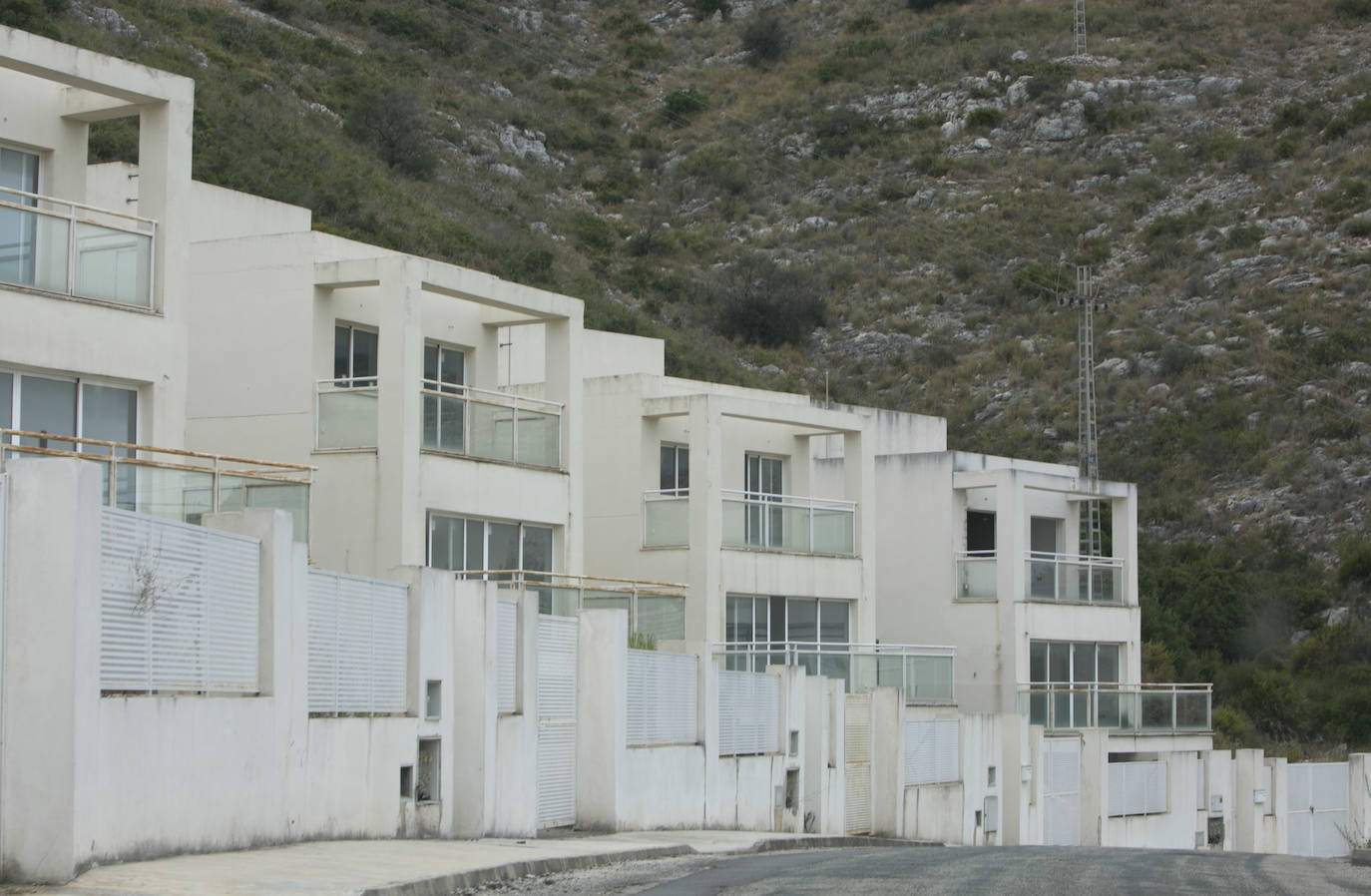 Los inquilinos ilegales campan a sus anchas y desafían a los vecinos en Calicanto | Los residentes creen que hasta una decena de inmuebles están ocupados y se confiesan «atemorizados» por hogueras y robos