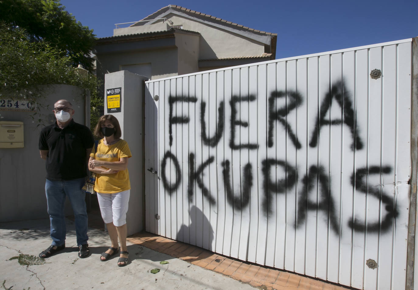 Los inquilinos ilegales campan a sus anchas y desafían a los vecinos en Calicanto | Los residentes creen que hasta una decena de inmuebles están ocupados y se confiesan «atemorizados» por hogueras y robos