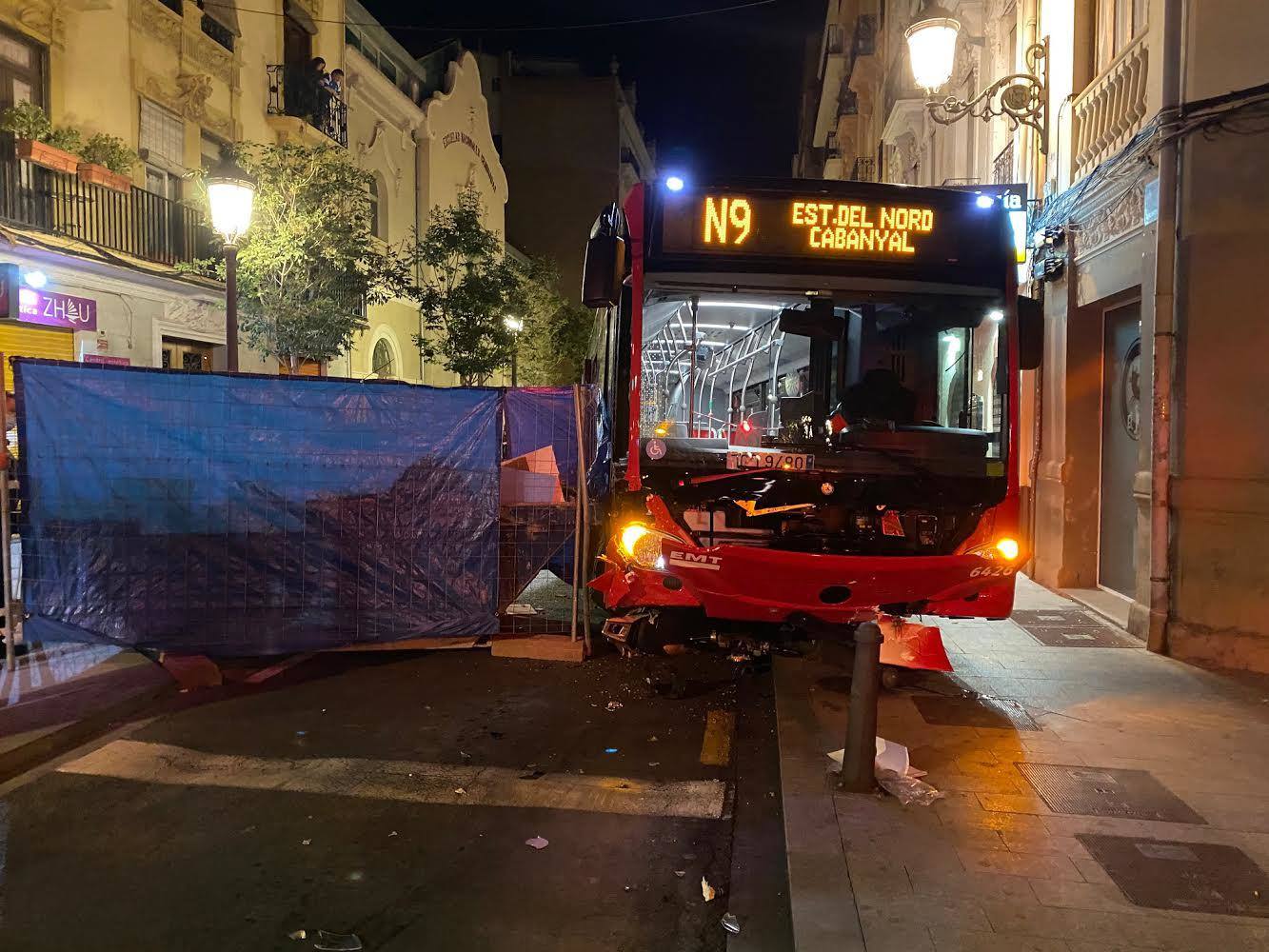 Accidente en Ruzafa entre un autobús de la EMT, una moto y dos coches