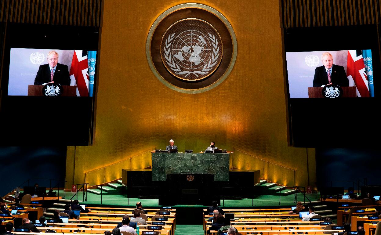 Miembros de Naciones Unidas escuchan en la sede de la Asamblea el vídeo del discurso enviado por el primer ministro británico, Boris Johnson